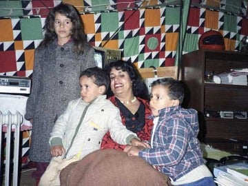 La mujer del derrocado dictador libio Muamar Gadafi, Safia, posa con algunos de sus hijos