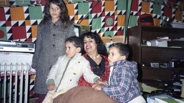 La mujer del derrocado dictador libio Muamar Gadafi, Safia, posa con algunos de sus hijos