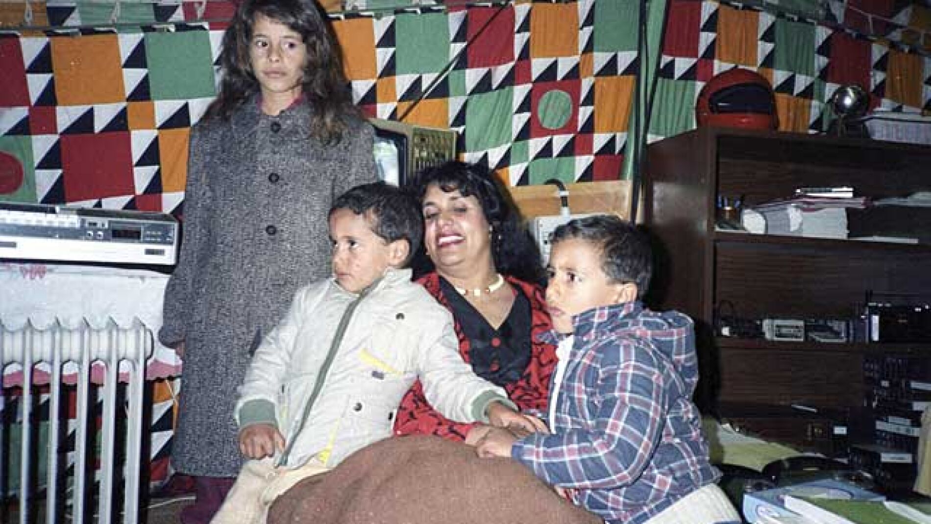 La mujer del derrocado dictador libio Muamar Gadafi, Safia, posa con algunos de sus hijos