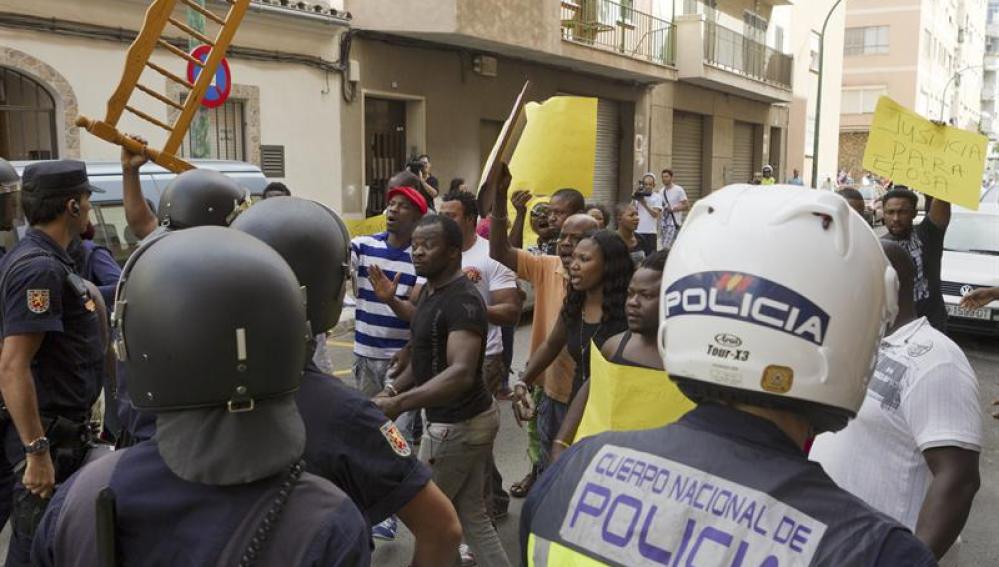 Grupos de ciudadanos nigerianos se dirigen hacia los efectivos antidisturbios de la Policía Nacional