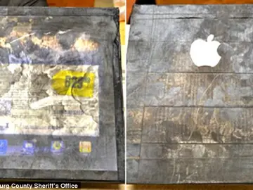 El falso iPad estaba pintado con mucho detalle, pero la tecnología de la madera... es limitada. El falso iPad estaba pintado con mucho detalle, pero la tecnología de la madera... es limitada.
