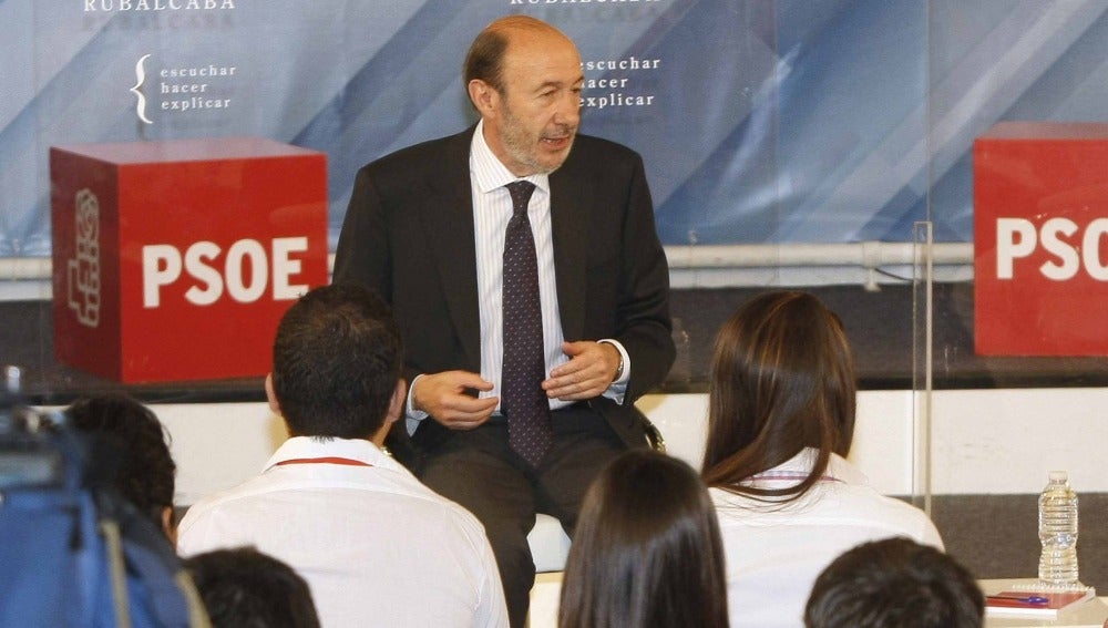 Rubalcaba propone "forzar" el primer contrato para los licenciados