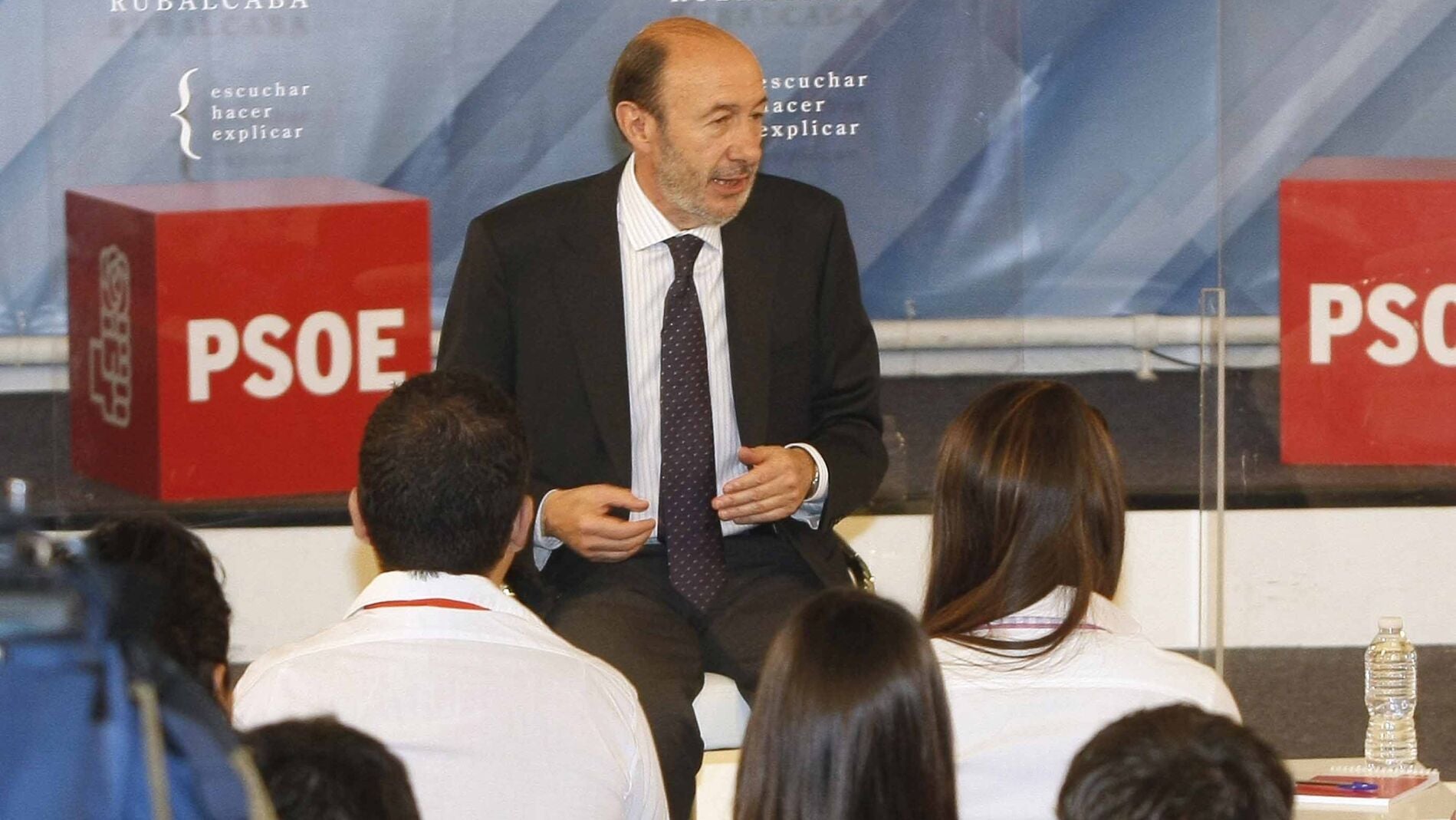 Rubalcaba propone "forzar" el primer contrato para los licenciados