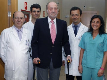 Juan Carlos I con muletas