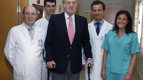 Juan Carlos I con muletas Juan Carlos I con muletas