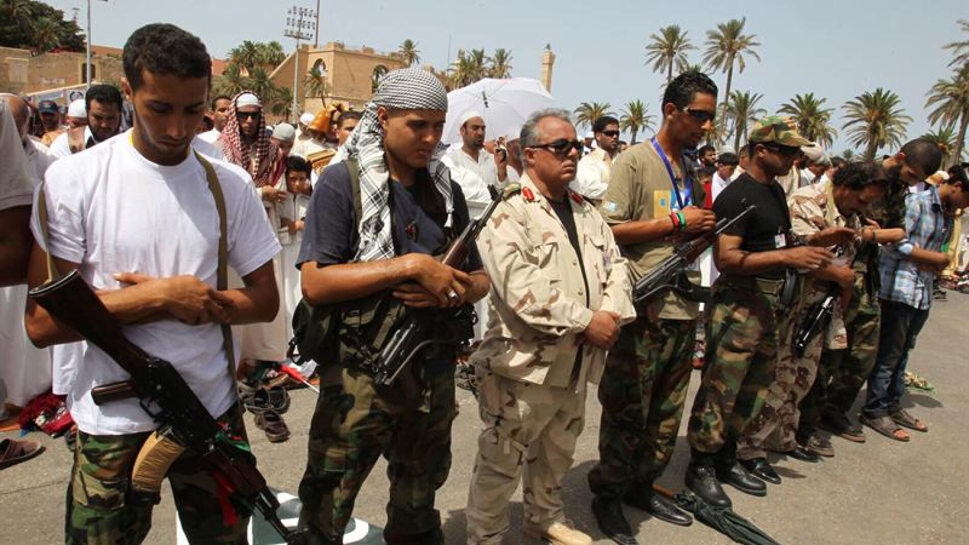 Rebeldes libios participan en las oraciones del viernes en la plaza de los M&aacute;rtires
