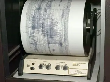 Un sismógrafo mide un terremoto Un sismógrafo mide un terremoto