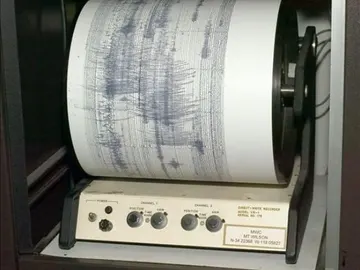 Un sismógrafo mide un terremoto Un sismógrafo mide un terremoto