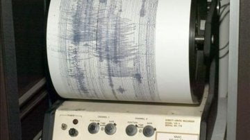 Un sismógrafo mide un terremoto