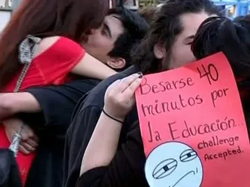 Protestan por la educación a besos Protestan por la educación a besos