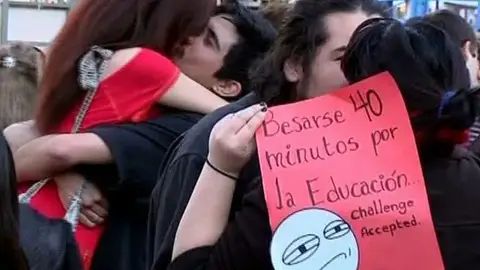 Protestan por la educación a besos Protestan por la educación a besos