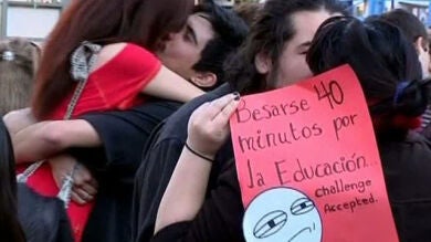 Chile protesta por la educación con una maratón de besos