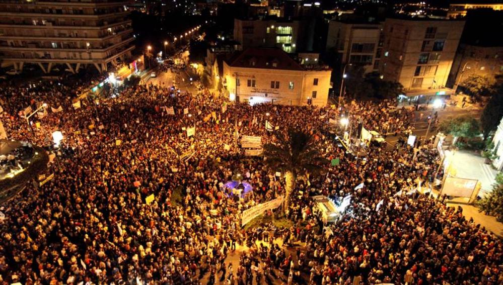 Manifestantes frente frente a la sede del Parlamento en Jerusalén