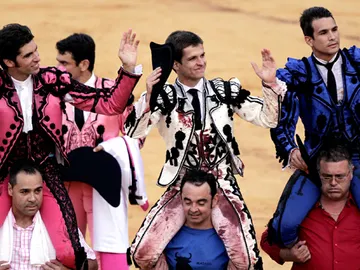 El Juli, Manzanares y Cayetano, a hombros El Juli, Manzanares y Cayetano, a hombros