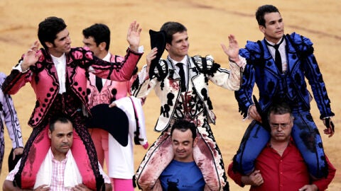 El Juli, Manzanares y Cayetano, a hombros