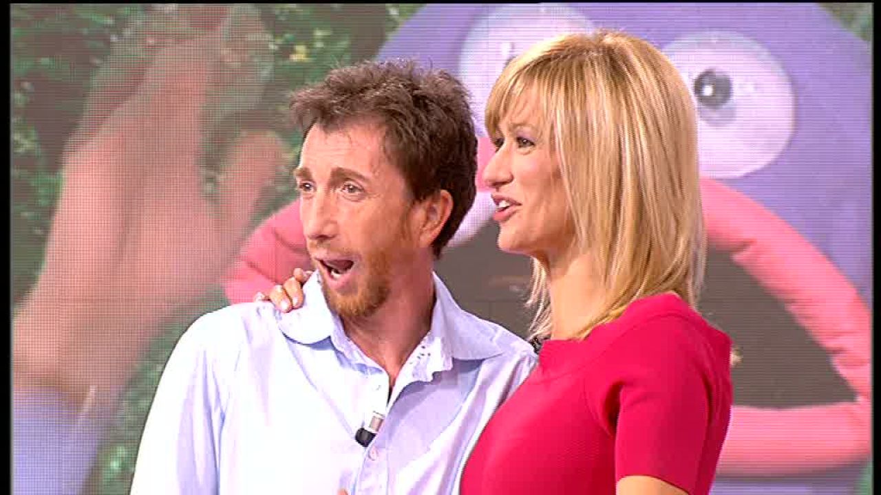 Susanna Griso se quita los zapatos para recibir a Pablo Motos