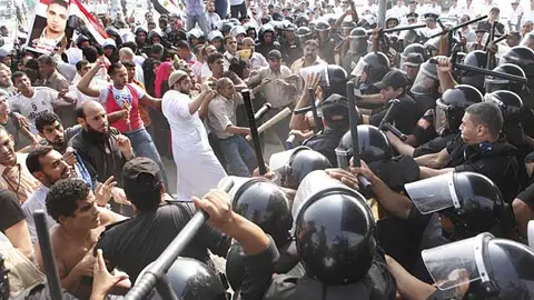 Fuertes enfrentamientos al inicio de la tercera sesión del juicio a Mubarak Fuertes enfrentamientos al inicio de la tercera sesión del juicio a Mubarak