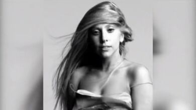 Lady Gaga aparece sin maquillaje, sin peinados imposibles y sin sus vestidos 
