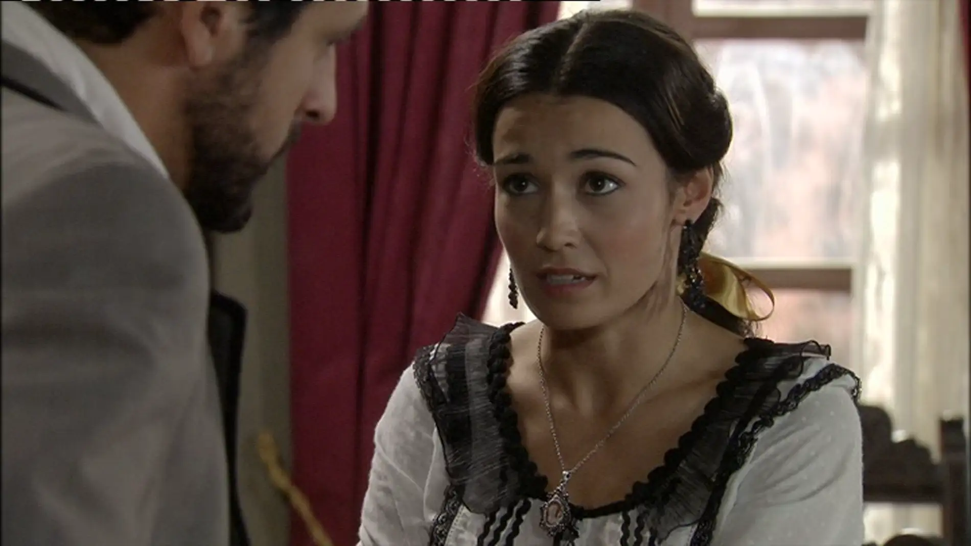 Eugenia le explica a Roberto que es el nuevo patrón
