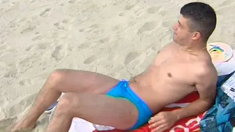 Un joven con un bañador demasiado apretado Un joven con un bañador demasiado apretado