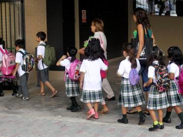 Niños acuden al colegio en Barcelona