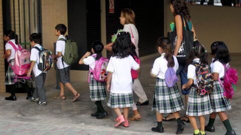 Ni&ntilde;os acuden al colegio en Barcelona