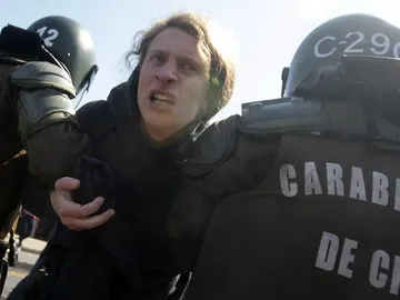 Un joven es detenido por los Carabineros en la marcha de los 38 años por el golpe militar chileno. Un joven es detenido por los Carabineros en la marcha de los 38 años por el golpe militar chileno.