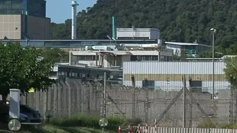 Un muerto y cuatro heridos en la explosión en una central nuclear en Nimes Un muerto y cuatro heridos en la explosión en una central nuclear en Nimes
