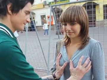 Un joven toca los pechos a 1000 mujeres y luego le da la mano a Putin