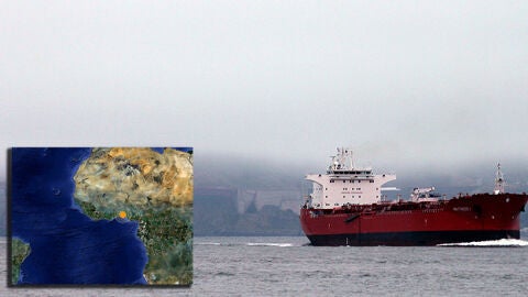 El 'Mattheos I' bajo el 'Golden Gate' en San Francisco, California 
