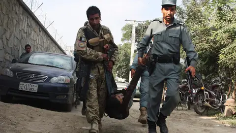 Policías afganos portan el cuerpo de un compañero muerto en Kabul Policías afganos portan el cuerpo de un compañero muerto en Kabul