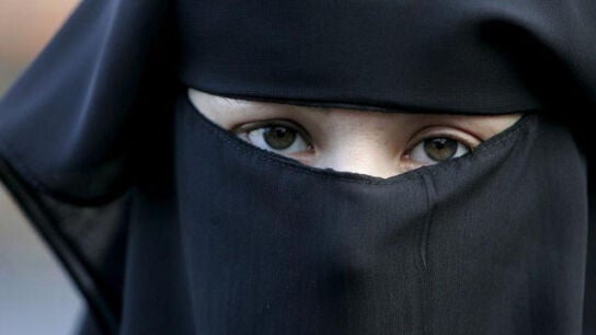 La Generalitat estudia prohibir el uso del burka en las calles