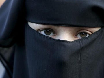 La Generalitat estudia prohibir el uso del burka en las calles