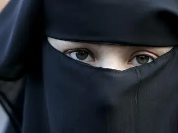 La Generalitat estudia prohibir el uso del burka en las calles La Generalitat estudia prohibir el uso del burka en las calles