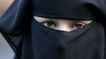 La Generalitat estudia prohibir el uso del burka en las calles