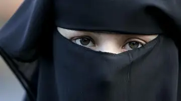 La Generalitat estudia prohibir el uso del burka en las calles La Generalitat estudia prohibir el uso del burka en las calles