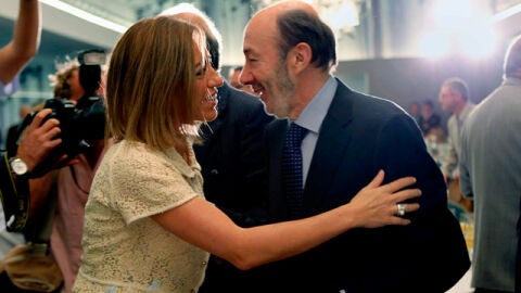 Alfredo P&eacute;rez Rubalcaba junto a Carme Chac&oacute;n