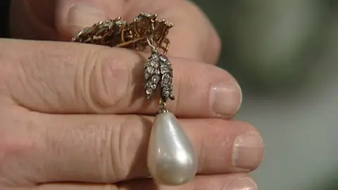 La perla de Liz Taylor se encuentra en España La perla de Liz Taylor se encuentra en España