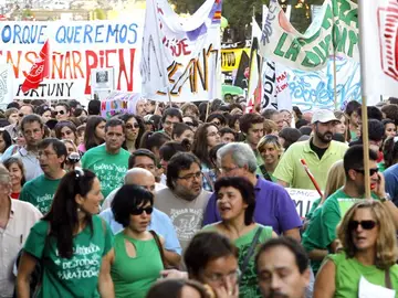 Miles de profesores se manifiestan contra los recortes en educación Miles de profesores se manifiestan contra los recortes en educación