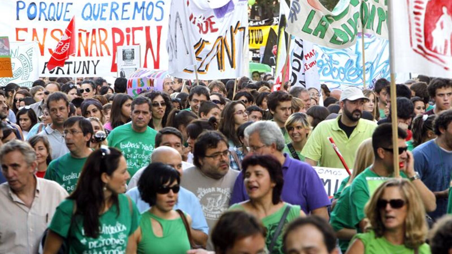 Miles de profesores se manifiestan contra los recortes en educaci&oacute;n