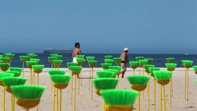 Plantan 594 escobas en Copacabana por la lucha contra la corrupción