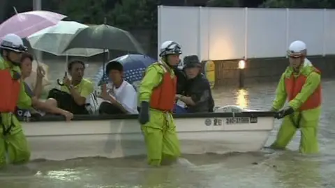 El tifón 'Roke' deja ya 10 muertos y cinco desaparecidos en Japón El tifón 'Roke' deja ya 10 muertos y cinco desaparecidos en Japón