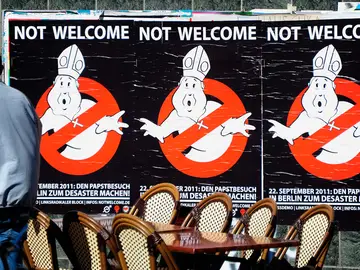 Carteles de protesta contra Benedicto XVI Carteles de protesta contra Benedicto XVI