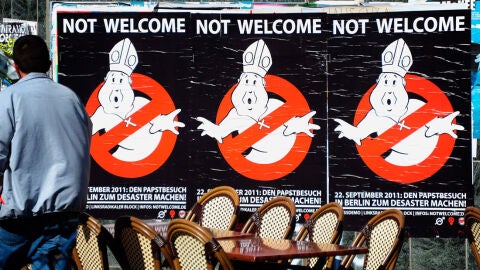 Carteles de protesta contra Benedicto XVI