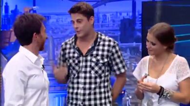 Luis le pone un gorra a Pablo