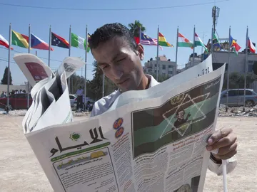 Un palestino lee el periódico Un palestino lee el periódico