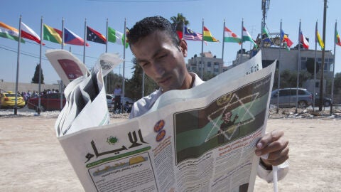 Un palestino lee el peri&oacute;dico