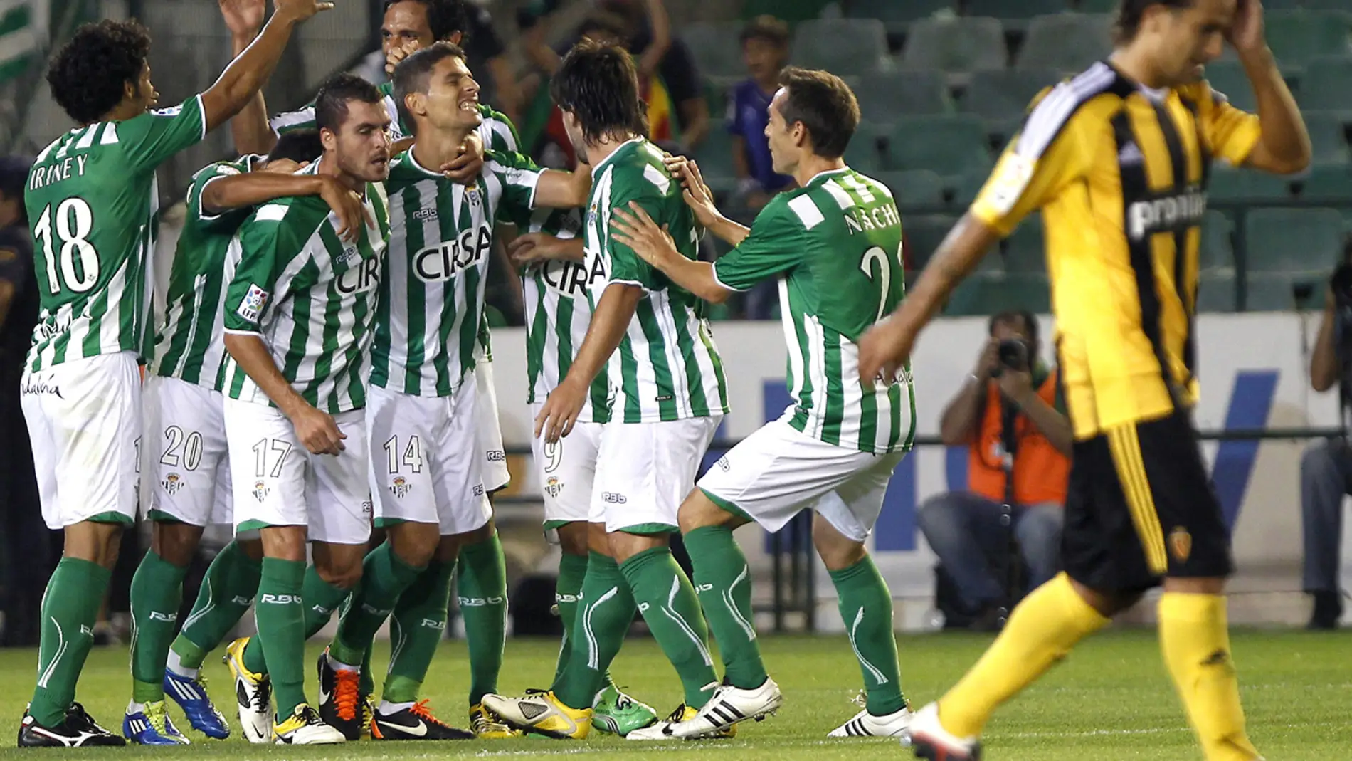 Los jugadores del Betis celebran el tanto de Salva Sevilla