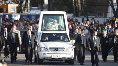 Un guardia de seguridad herido de bala en el recinto de la misa papal