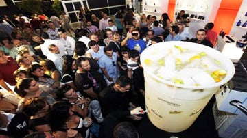 El gin tonic más grande del mundo, de 250 litros, ha sido elaborado con ginebra valenciana.
